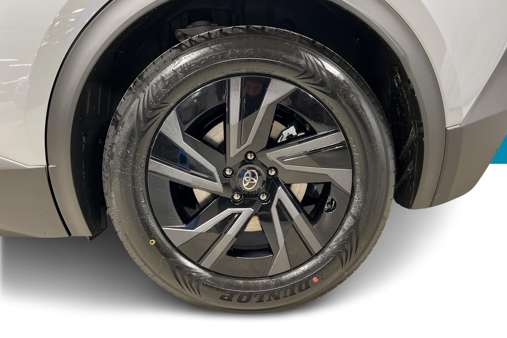 Toyota C-HR+ iso kuva 12