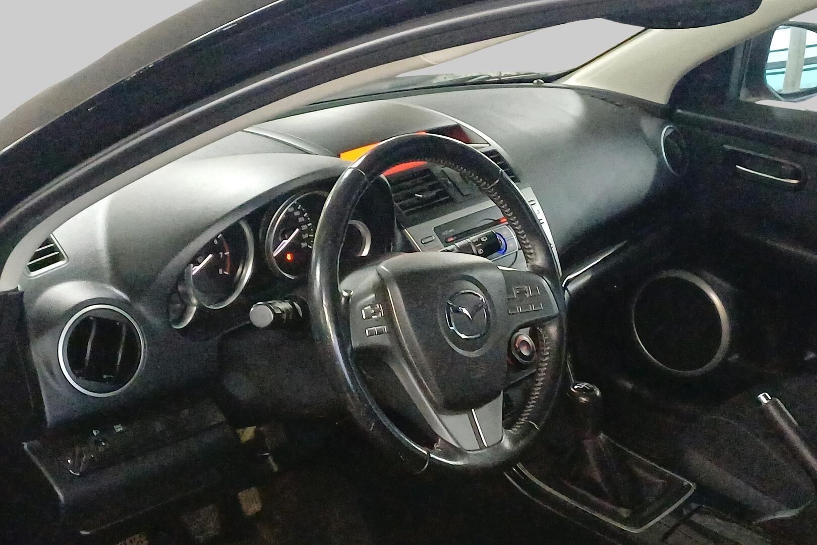 Mazda 6 iso kuva 2