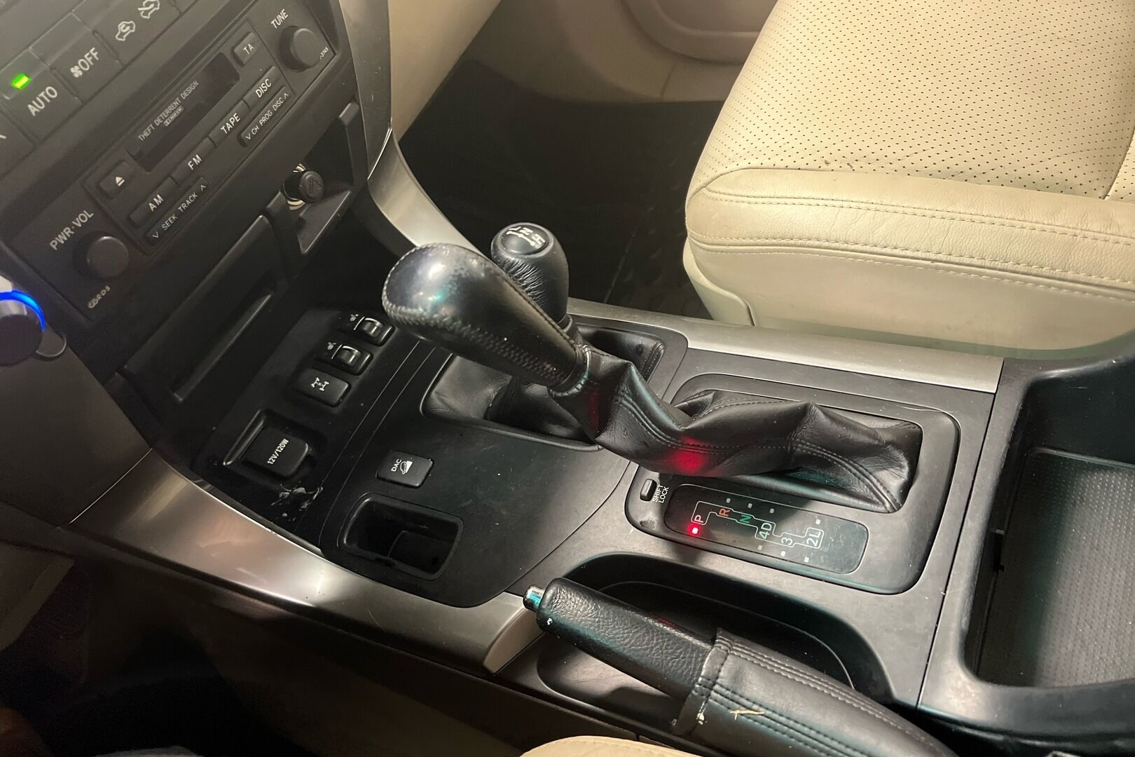 Toyota Land Cruiser iso kuva 15