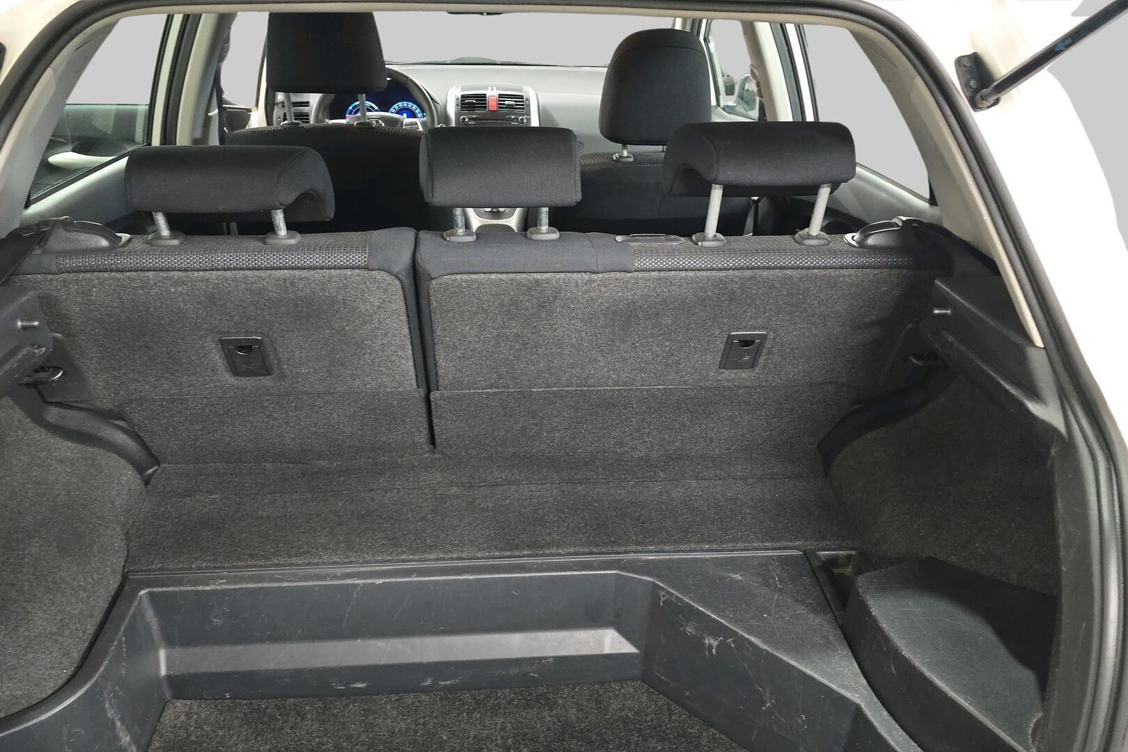 Toyota Auris iso kuva 12
