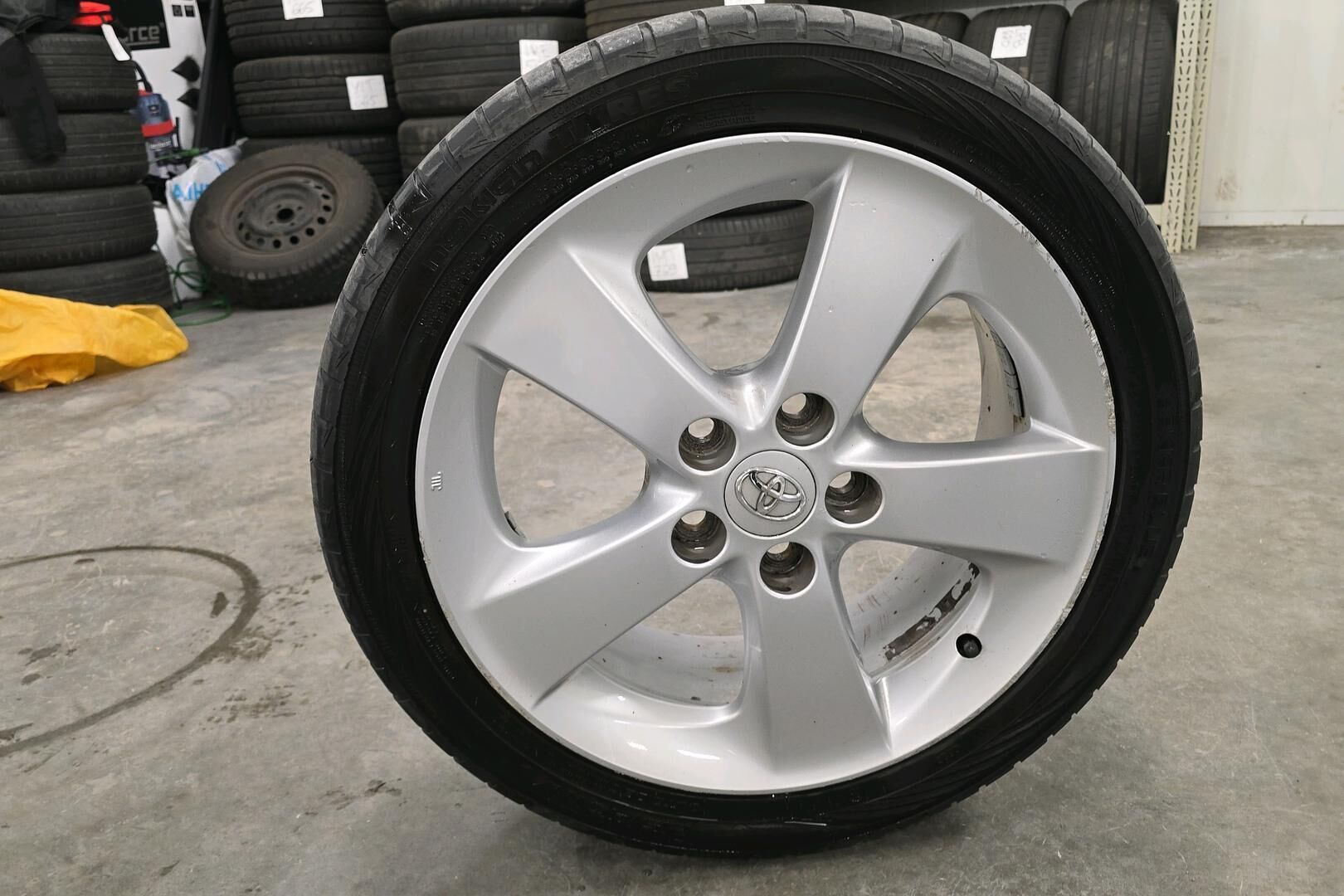 Toyota Auris iso kuva 14