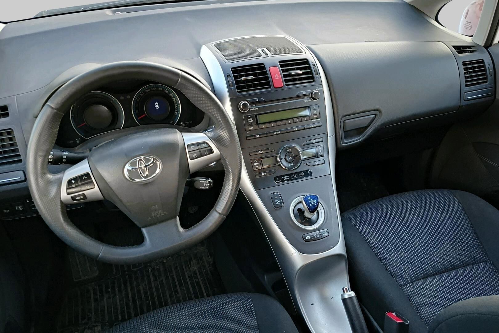Toyota Auris iso kuva 2