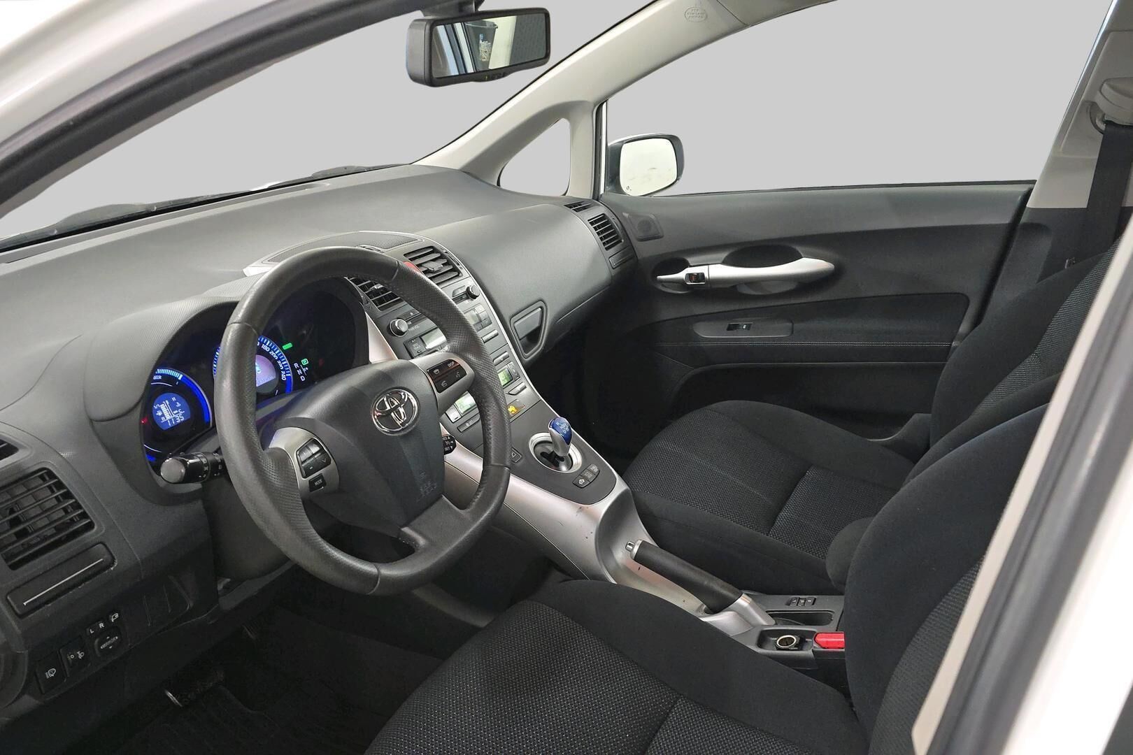 Toyota Auris iso kuva 9